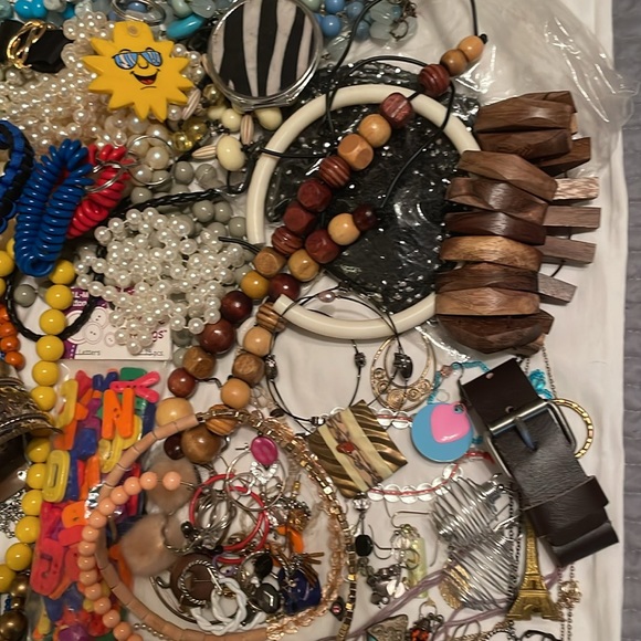 Gallon bag 5 pounds Junk Drawer Jewelry. - Picture 5 of 13